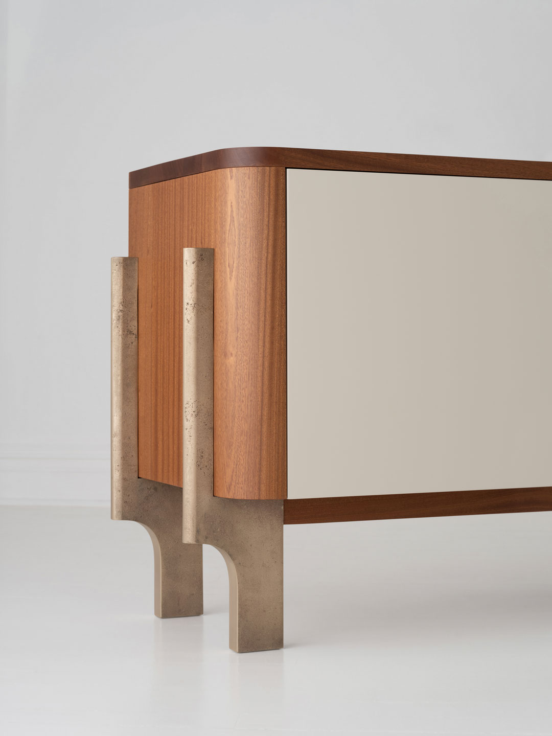 Table basse en bois dans un atelier de menuiserie, avec des ciseaux à bois placés devant. Table en bois finie avec Osmo Polyx®-Oil 3044 Raw. 