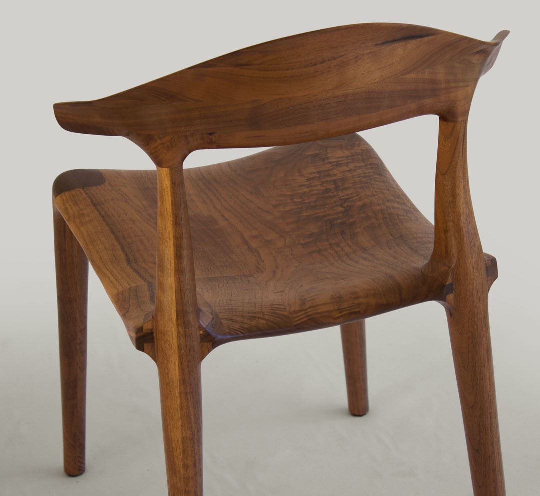 PolyxIMG_4480-web Fabriquée à partir de bois dur issus de sources durables, chaque chaise met en valeur la beauté naturelle du grain du bois, sublimée par une finition Huile-Cire appliquée à la main à base de plantes.