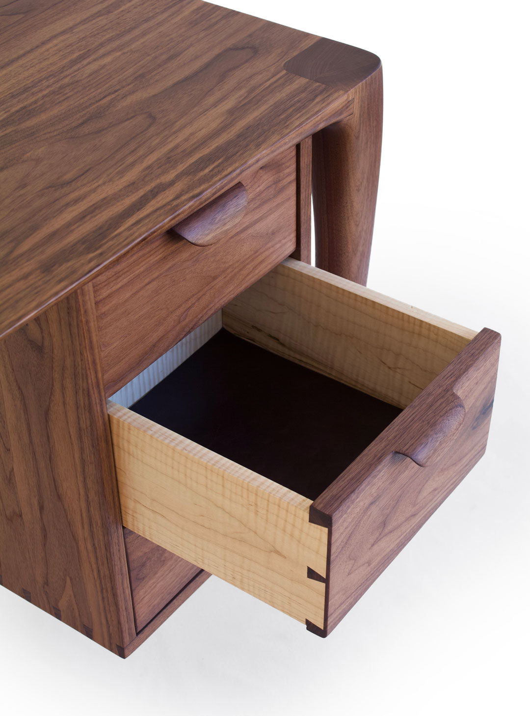 PolyxIMG_4647-web Tiroirs à glissière en bois classique et queues d’aronde à moitié cachées, taillées à la main et finies avec l’Huile-Polyx® Osmo.