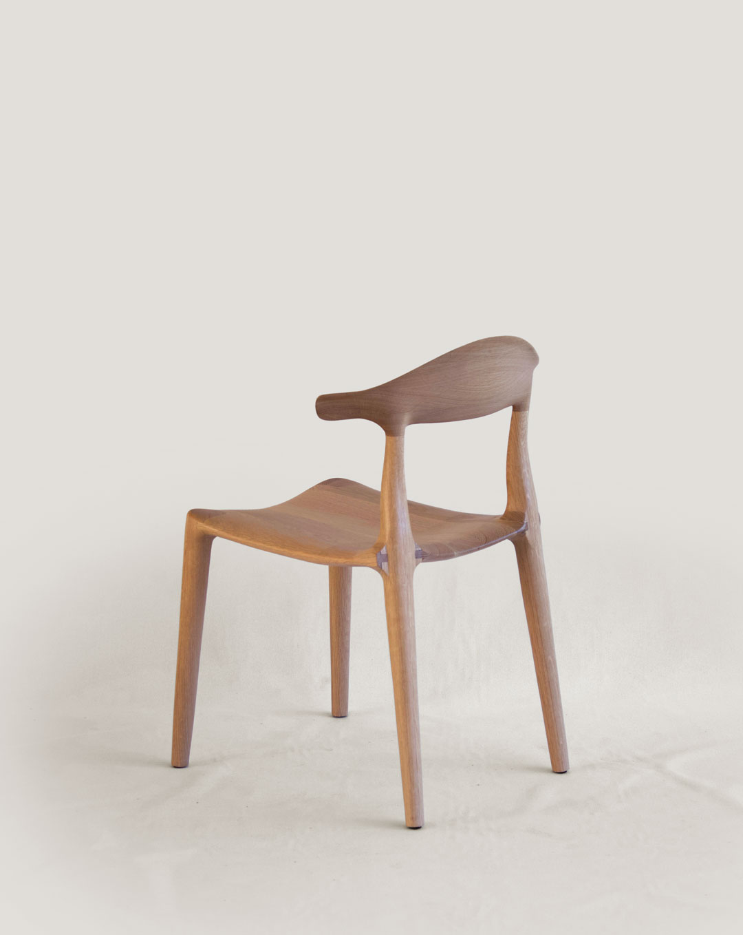 PolyxRAW-IMG_4486-web Cette chaise est une étude de l’équilibre : entre forme et fonction, sobriété et détails.