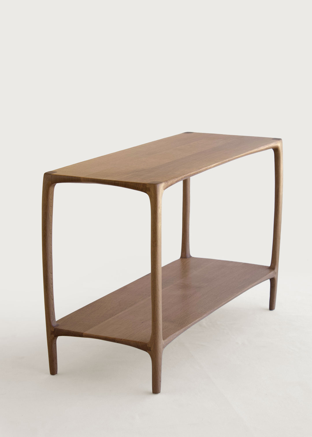 PolyxRAW-IMG_4653-web Entièrement fabriquée à la main selon des techniques d’assemblage traditionnelles, la table Cascade est disponible en noyer ou en frêne issus de sources durables. Chaque pièce est protégée par une Huile-Cire à base de plantes, qui sublime la beauté naturelle du bois tout en offrant une protection durable.