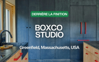 Armoires de cuisine bleues sur mesure avec le texte « Behind the Finish: Boxco Studio. Greenfield, Massachusetts, USA »