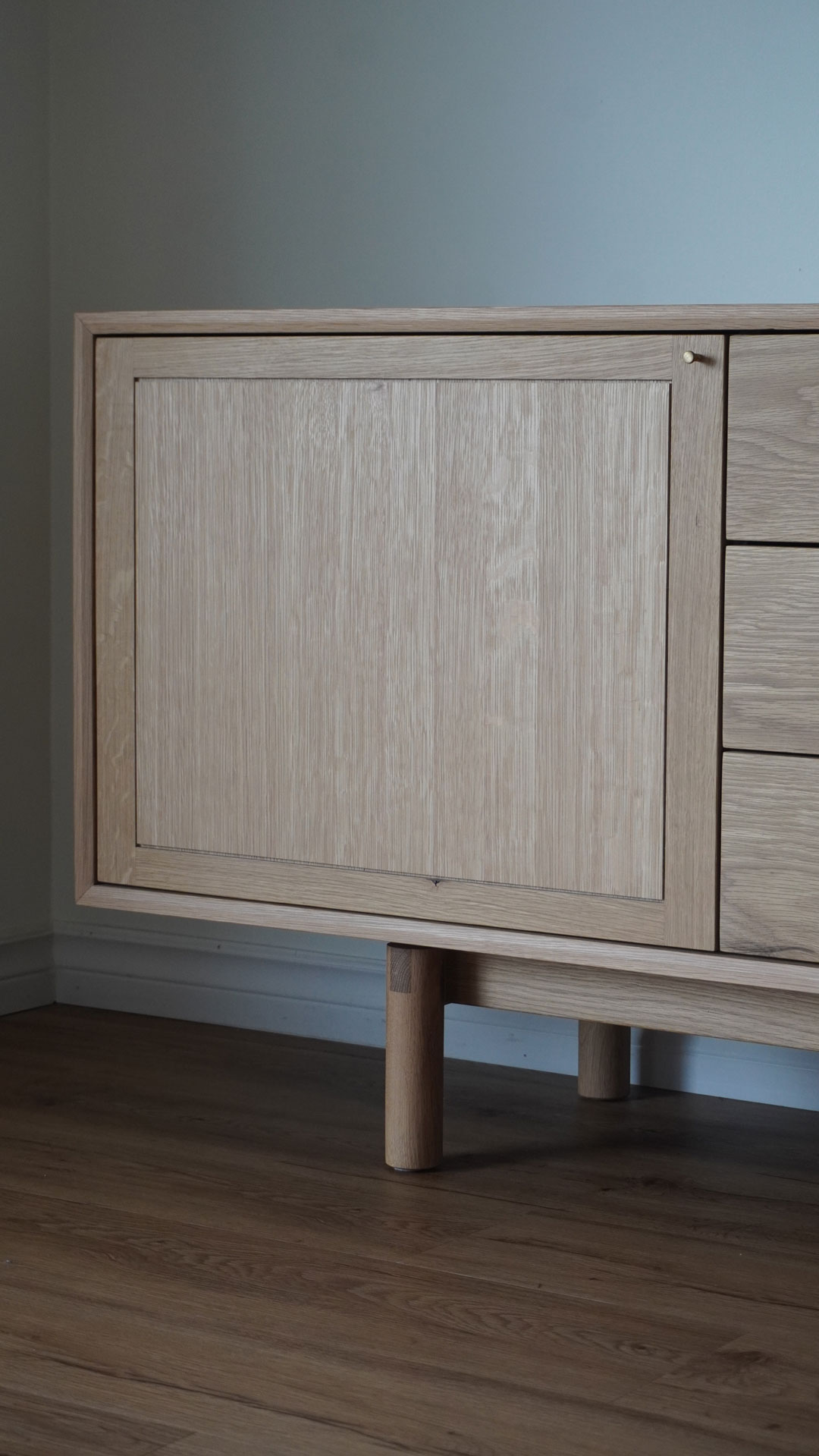 door-1-web White oak cabinet uses Polyx®-Oil 3051 raw to keep the wood looking it's natural wood colour.